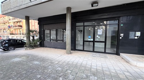 Locale commerciale angolare con 4 vetrine, giardino e cortile, zona ospedale